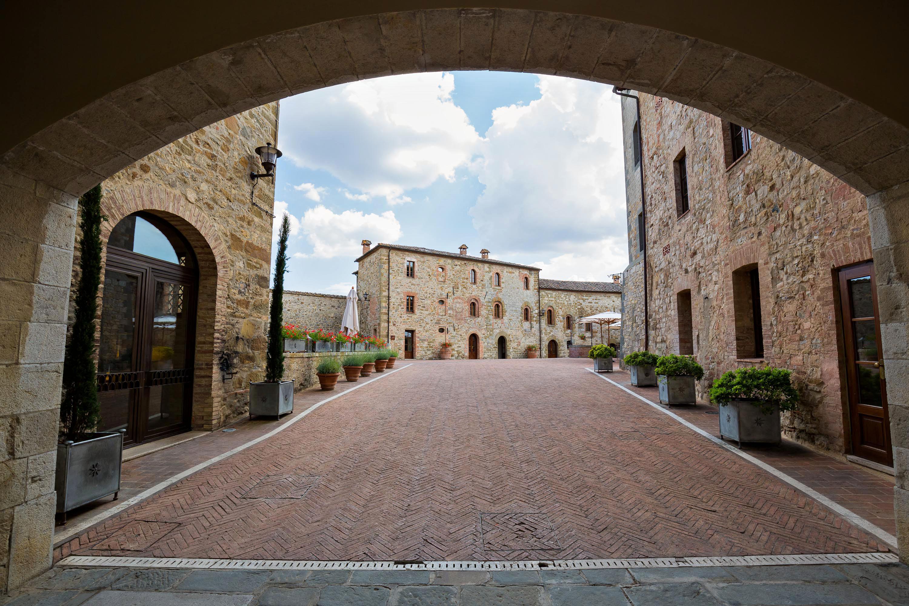 Castel Monastero - The Leading Hotels Of The World Castelnuovo Berardenga Bagian luar foto